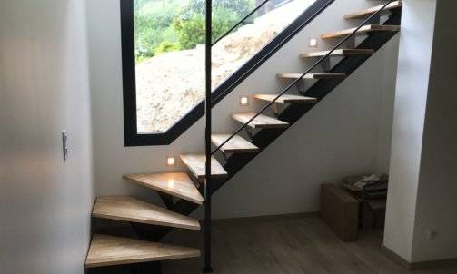 2-ohms-luminaire-escalier